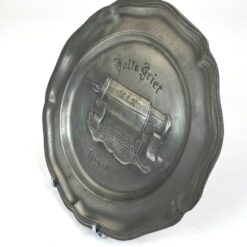 Dekoratyvinė pakabinama alavinė lėkštė “Holle Griet, Diest” 2×22,5×23 cm