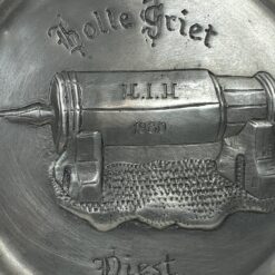 Dekoratyvinė pakabinama alavinė lėkštė “Holle Griet, Diest” 2×22,5×23 cm