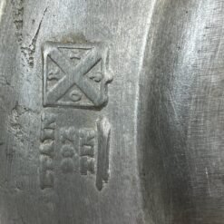 Dekoratyvinė pakabinama alavinė lėkštė “Holle Griet, Diest” 2×22,5×23 cm