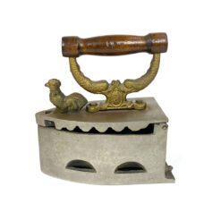 Senovinis metalinis lygintuvas su medine rankena ir gaidžio figūrėle 19,5x9,5x20,5 cm