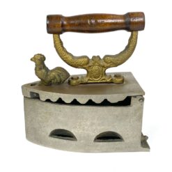 Senovinis metalinis lygintuvas su medine rankena ir gaidžio figūrėle 19,5×9,5×20,5 cm