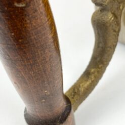 Senovinis metalinis lygintuvas su medine rankena ir gaidžio figūrėle 19,5×9,5×20,5 cm