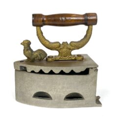 Senovinis metalinis lygintuvas su medine rankena ir gaidžio figūrėle 19,5×9,5×20,5 cm