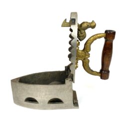 Senovinis metalinis lygintuvas su medine rankena ir gaidžio figūrėle 19,5×9,5×20,5 cm