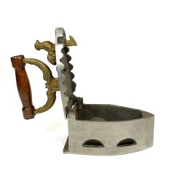 Senovinis metalinis lygintuvas su medine rankena ir gaidžio figūrėle 19,5×9,5×20,5 cm