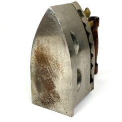 Senovinis metalinis lygintuvas su medine rankena ir gaidžio figūrėle 19,5×9,5×20,5 cm