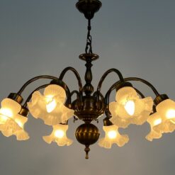 Pakabinamas žalvario aštuonių šakų sietynas su stiklo gaubtais 78x78x71 cm