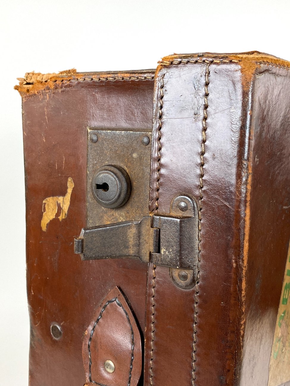 DR0311-lagaminai-18 Senovinis odinis lagaminas restauracijai 34,5x56x17 cm