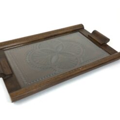 Medinis drožinėtas padėklas su stiklu 32x51x5,5 cm