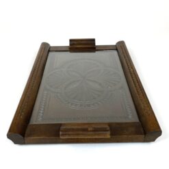 Medinis drožinėtas padėklas su stiklu 32x51x5,5 cm