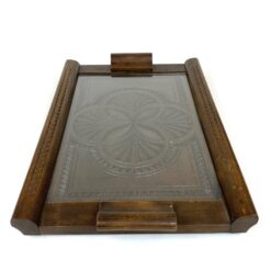 Medinis drožinėtas padėklas su stiklu 32x51x5,5 cm