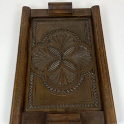 Medinis drožinėtas padėklas su stiklu 32x51x5,5 cm