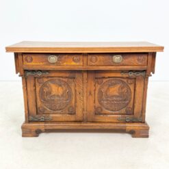 Ąžuolinė jūriniais motyvais drožinėta komoda 45x103x68 cm