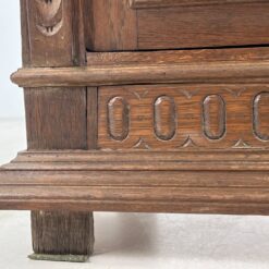 Senovinis ąžuolinis drožinėtas bufetas su stiklinėmis durimis 46x110x249 cm