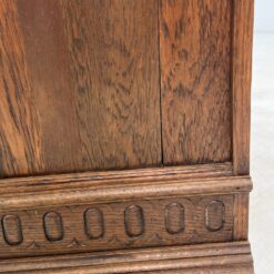 Senovinis ąžuolinis drožinėtas bufetas su stiklinėmis durimis 46x110x249 cm