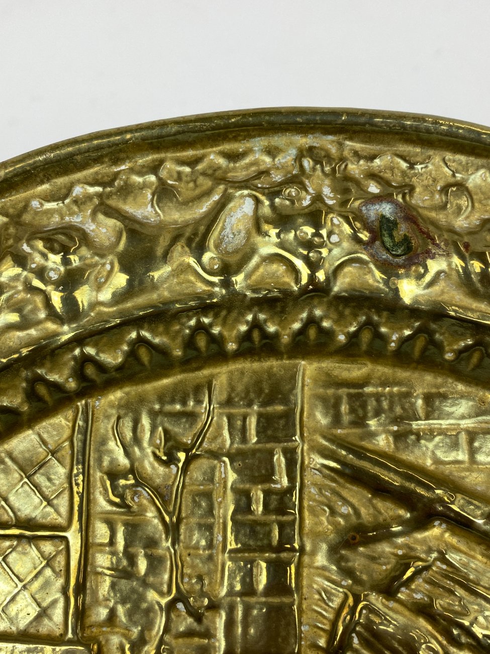 DR0336-interjero-ir-apdailos-detales-7 Žalvarinis bareljefas su smuklės scena 1,5x31x31 cm