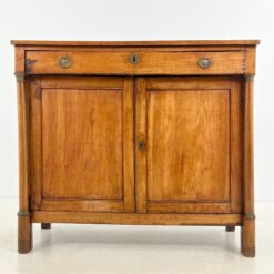 Riešutmedžio dviejų durų ir vieno stalčiaus komoda 57x118x103 cm