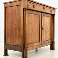 Riešutmedžio dviejų durų ir vieno stalčiaus komoda 57x118x103 cm