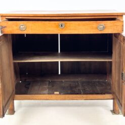 Riešutmedžio dviejų durų ir vieno stalčiaus komoda 57x118x103 cm