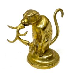 Žalvarinė beždžionės su gėle burnoje statulėlė 8,5x4,5x7,5 cm