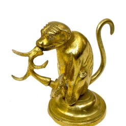 Žalvarinė beždžionės su gėle burnoje statulėlė 8,5×4,5×7,5 cm