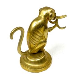 Žalvarinė beždžionės su gėle burnoje statulėlė 8,5×4,5×7,5 cm