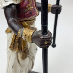 Blackamoor stiliaus dviejų šakų žvakidė iš polirezino ir metalo 8×15,5×27 cm