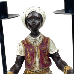 Blackamoor stiliaus dviejų šakų žvakidė iš polirezino ir metalo 8×15,5×27 cm