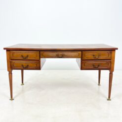 Riešutmedžio penkių stalčių rašomasis stalas odiniu stalviršiumi 71x150,5x75,5 cm