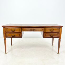 Riešutmedžio penkių stalčių rašomasis stalas odiniu stalviršiumi 71×150,5×75,5 cm