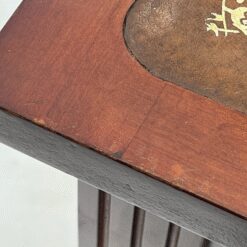 Riešutmedžio penkių stalčių rašomasis stalas odiniu stalviršiumi 71×150,5×75,5 cm