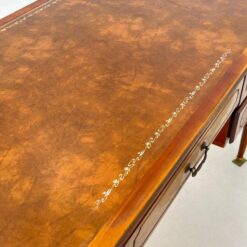 Riešutmedžio penkių stalčių rašomasis stalas odiniu stalviršiumi 71×150,5×75,5 cm