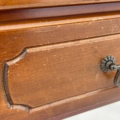 Riešutmedžio penkių stalčių rašomasis stalas odiniu stalviršiumi 71×150,5×75,5 cm