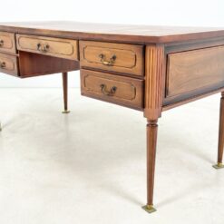 Riešutmedžio penkių stalčių rašomasis stalas odiniu stalviršiumi 71×150,5×75,5 cm