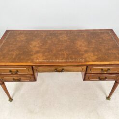 Riešutmedžio penkių stalčių rašomasis stalas odiniu stalviršiumi 71×150,5×75,5 cm