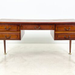 Riešutmedžio penkių stalčių rašomasis stalas odiniu stalviršiumi 71×150,5×75,5 cm