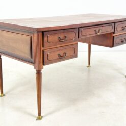 Riešutmedžio penkių stalčių rašomasis stalas odiniu stalviršiumi 71×150,5×75,5 cm