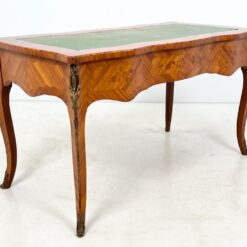 Riešutmedžio lukšto rašomasis stalas odiniu stalviršiumi 72,5x143x79 cm