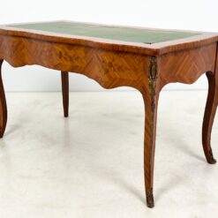 Riešutmedžio lukšto rašomasis stalas odiniu stalviršiumi 72,5x143x79 cm