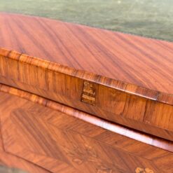 Riešutmedžio lukšto rašomasis stalas odiniu stalviršiumi 72,5x143x79 cm