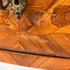 Riešutmedžio lukšto rašomasis stalas odiniu stalviršiumi 72,5x143x79 cm