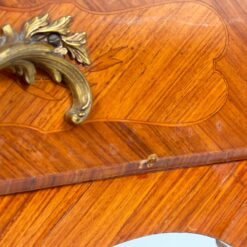 Riešutmedžio lukšto rašomasis stalas odiniu stalviršiumi 72,5x143x79 cm