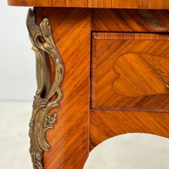 Riešutmedžio lukšto rašomasis stalas odiniu stalviršiumi 72,5x143x79 cm