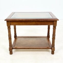 Riešutmedžio staliukas stikliniu stalviršiumi ir ratano lentynėle 53x69x53 cm