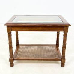 Riešutmedžio staliukas stikliniu stalviršiumi ir ratano lentynėle 53x69x53 cm