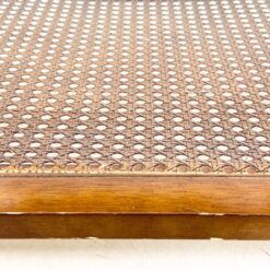 Riešutmedžio staliukas stikliniu stalviršiumi ir ratano lentynėle 53x69x53 cm