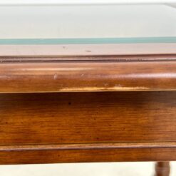 Riešutmedžio staliukas stikliniu stalviršiumi ir ratano lentynėle 53x69x53 cm