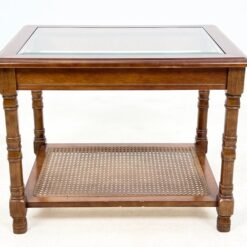 Riešutmedžio staliukas stikliniu stalviršiumi ir ratano lentynėle 53x69x53 cm