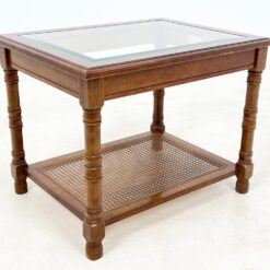 Riešutmedžio staliukas stikliniu stalviršiumi ir ratano lentynėle 53x69x53 cm