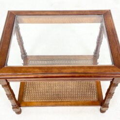 Riešutmedžio staliukas stikliniu stalviršiumi ir ratano lentynėle 53x69x53 cm